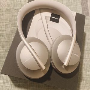 ⚡️⚡️LIKE NEW Bose Noise cancelling headphones 700
